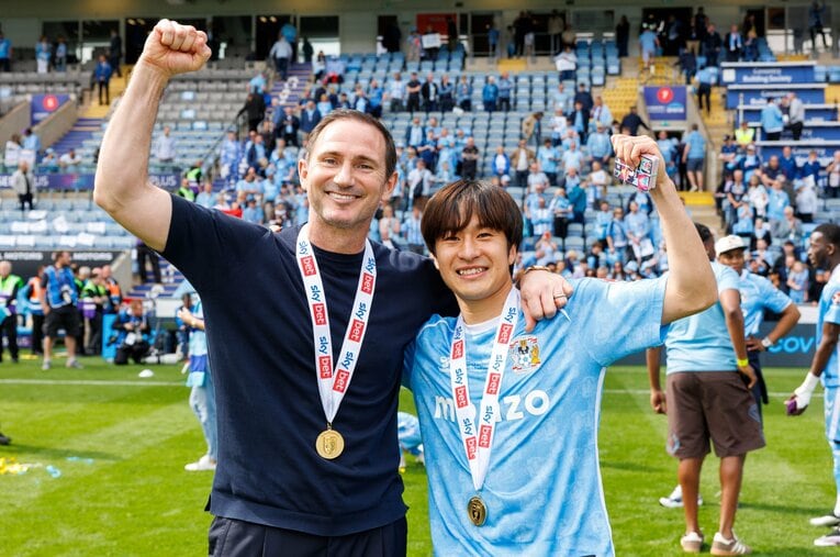 昨季チャンピオンシップ優勝でプレミア昇格を決めたコベントリー坂元達裕とランパード監督。両者の師弟関係は非常に良好だ ／ photograph by REX/AFLO