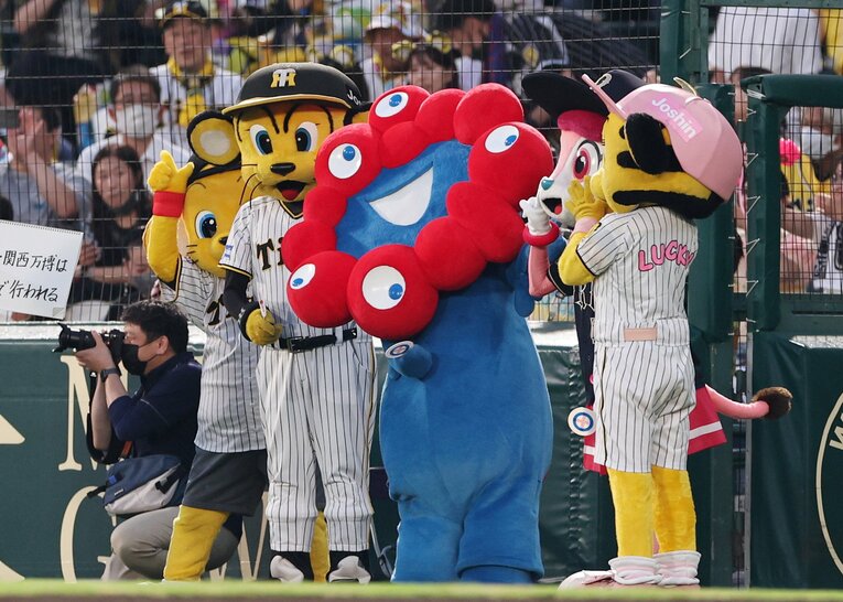今年の阪神－オリックスの交流戦では大阪・関西万博の公式キャラクター「ミャクミャク」が来ていた　©JIJI PRESS