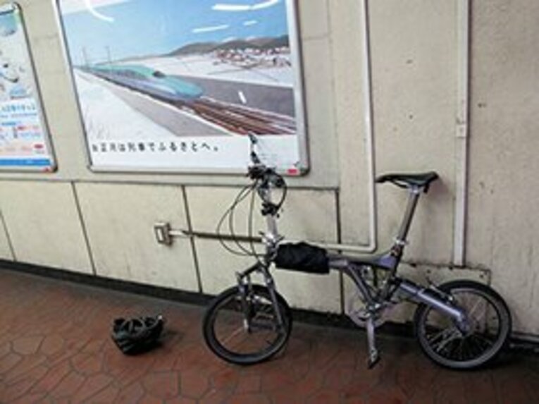 ポタリングの愛車BD-1。これを折って曲げて……いざ！　舎人ライナーへ乗車！