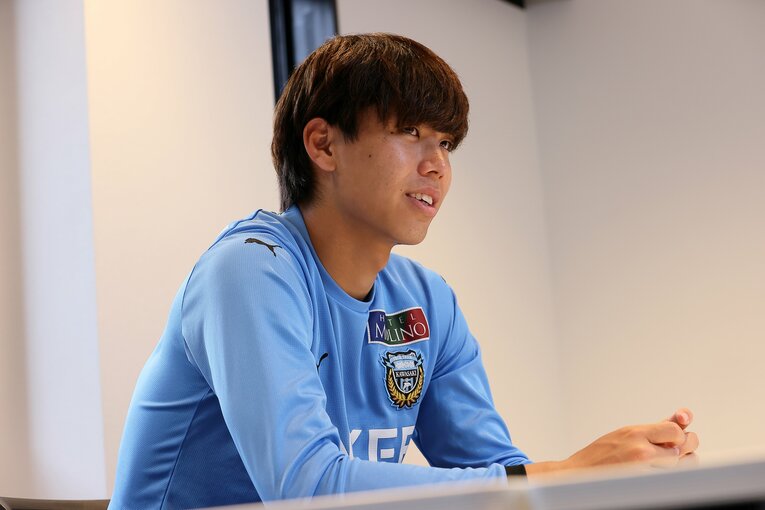 インタビューに応じる高井幸大　©Shigeki Yamamoto