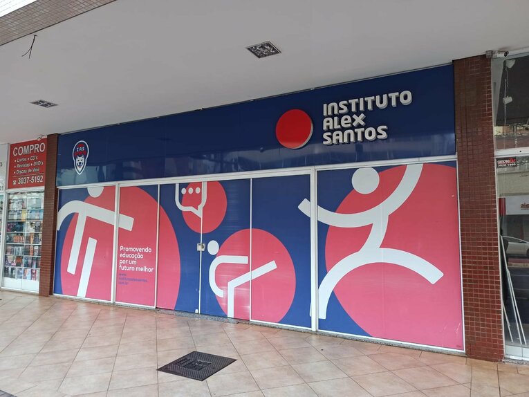 三都主サッカーアカデミーの入り口。市の商業エリアのど真ん中にある　©Hiroaki Sawada