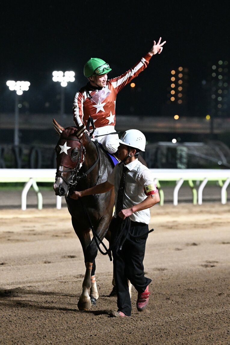 3本指を立てて「ミカモトコール」に応える御神本訓史　写真提供：TCK（東京シティ競馬）