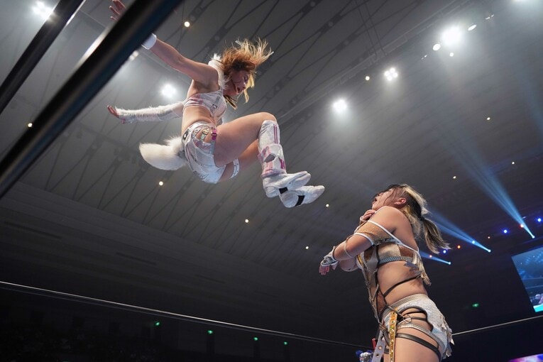 岩谷麻優のコーナーからのドロップキック　©Essei Hara