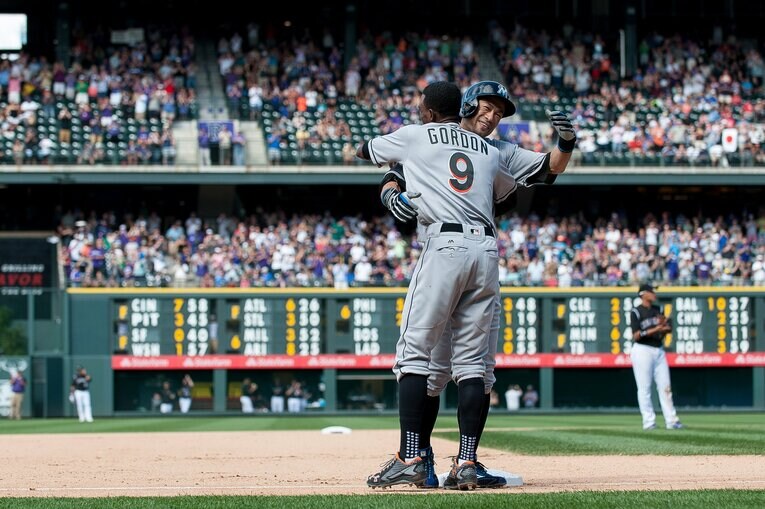 駆け寄ったチームメイトとハグ　©Getty Images