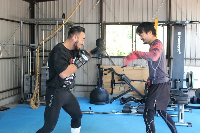 ミット打ちを行う手塚裕之　©Number Web