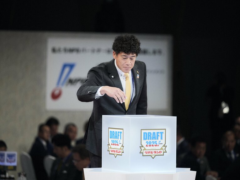 城島CBO「どれどれ…箱の中をのぞいて…」　©Yuki Suenaga