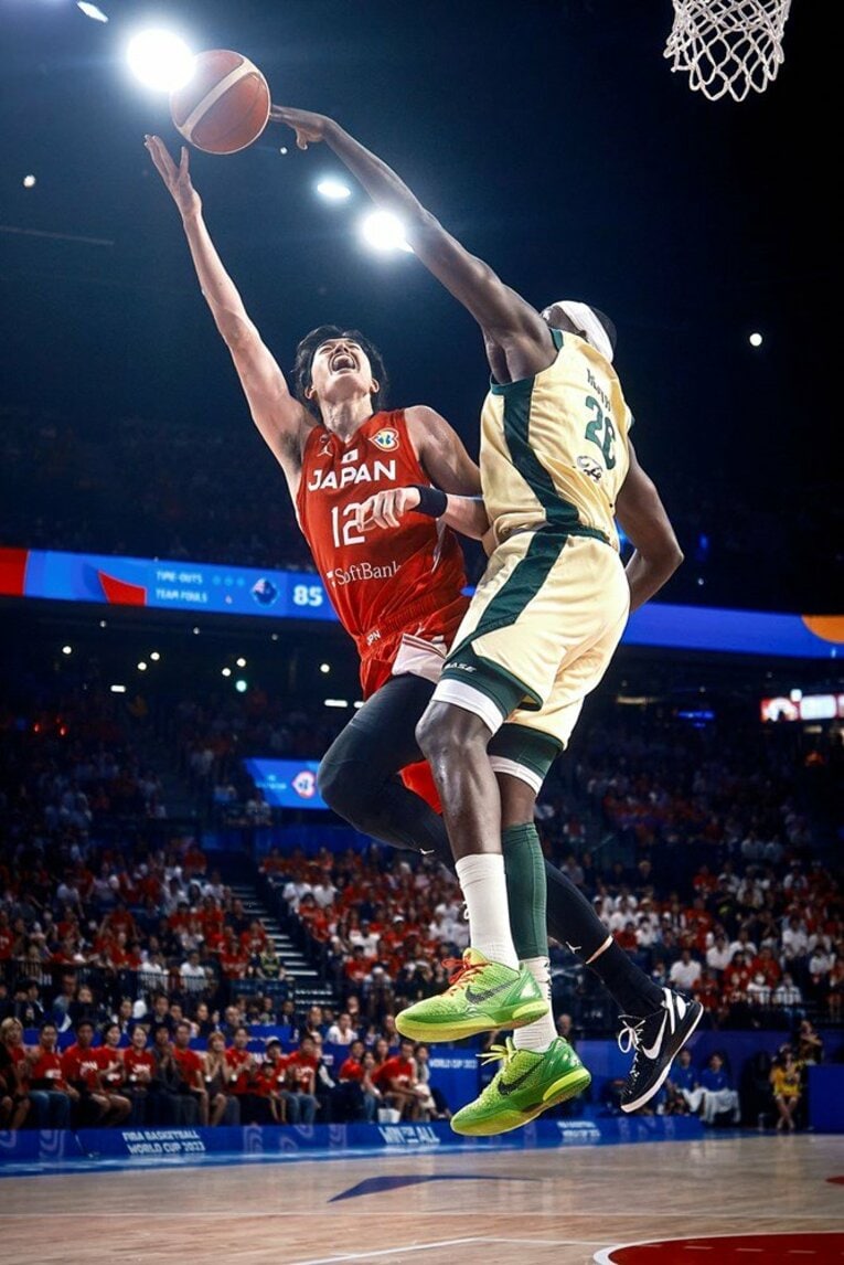 シュートを放つ渡邊。チーム最長の出場時間で献身的なプレーを見せた　©FIBA