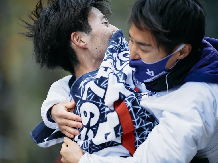 10区で逆転し優勝ゴールのテープを切った石川を神戸が出迎える（逆転優勝のゴールシーン2/23）　©Yuki Suenaga