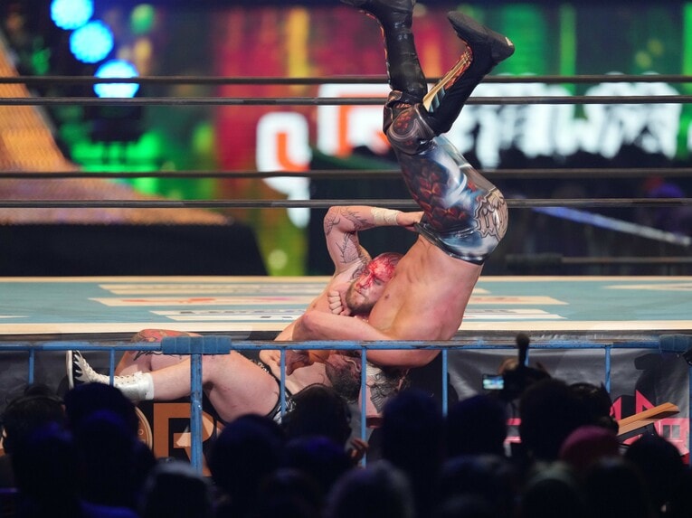 場外でブレーンバスターを放つゲイブ・キッド　©Essei Hara