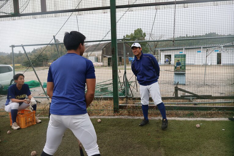 鹿児島城西高の監督に就任した道端。現在の指導風景　©Fumi Sawai
