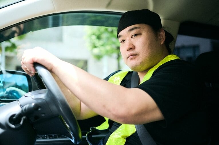 力士俳優として歩み始めた今も配達業務を続ける澤田賢澄さん。『サンクチュアリ』で35kgも増量したが、「仕事で動いているので身体は軽い」　©Yuki Suenaga