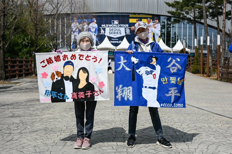 結婚を祝うハイクオリティーの垂れ幕も　©Nanae Suzuki