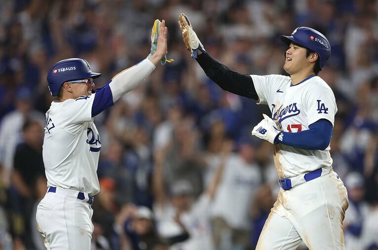 メッツとの第1戦ハイタッチで喜ぶキケ・ヘルナンデスと大谷翔平 ／ photograph by Harry How/Getty Images