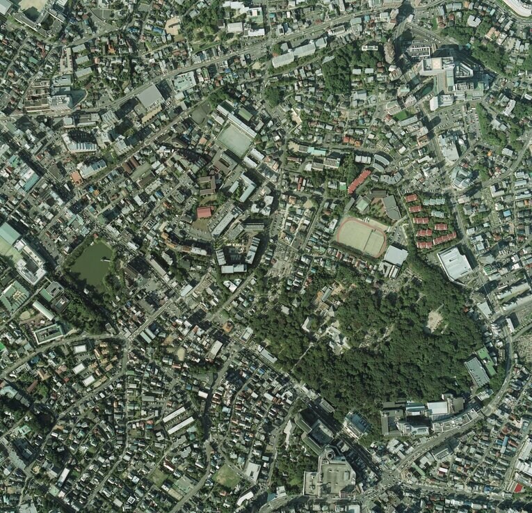 そして2007年の航空写真。1990年と見比べると「JR東海八事球場（山本球場）」がなくなり、マンションが建ったことが分かる　出典：国土地理院の空中写真