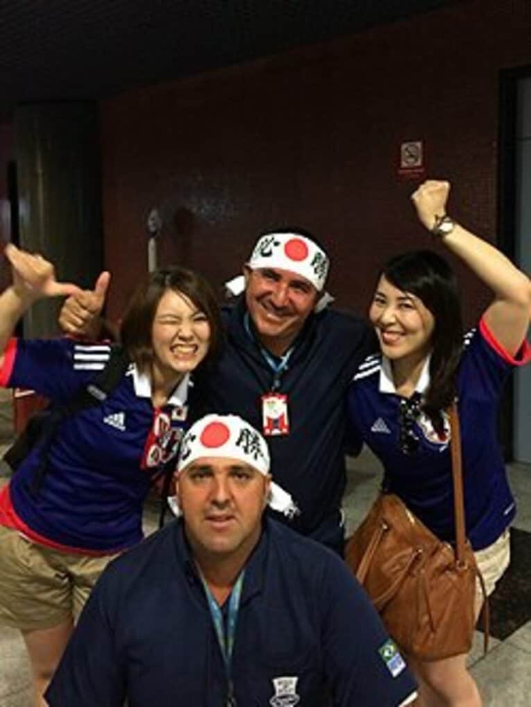 ホテルのロビーでは親日家のサポーターにも遭遇。お互いに応援での健闘を誓い合う。