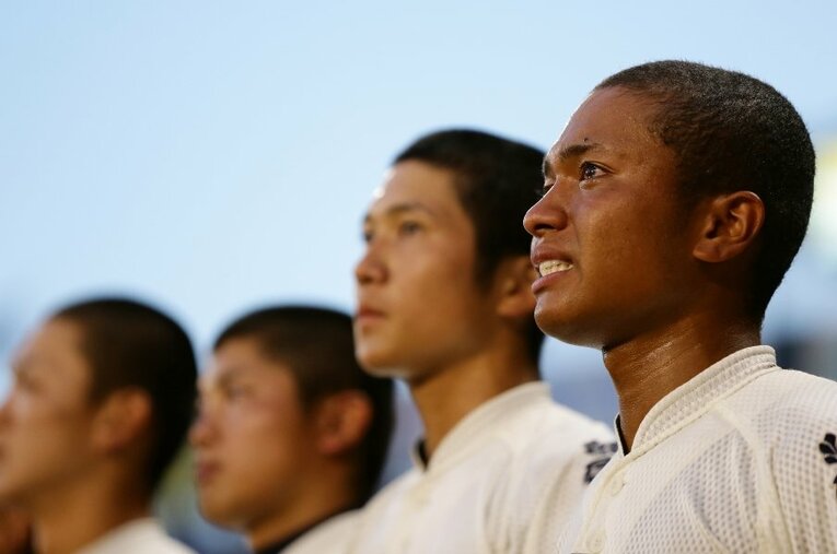 春夏連覇が懸かった17年夏の甲子園、大阪桐蔭は3回戦で仙台育英にサヨナラ負けを喫した。山本（右）はチームの主軸を担ったが、“最強世代”と呼ばれた後輩たちの凄さを目の当たりにしたことで大学進学を決めた ／ photograph by KYODO