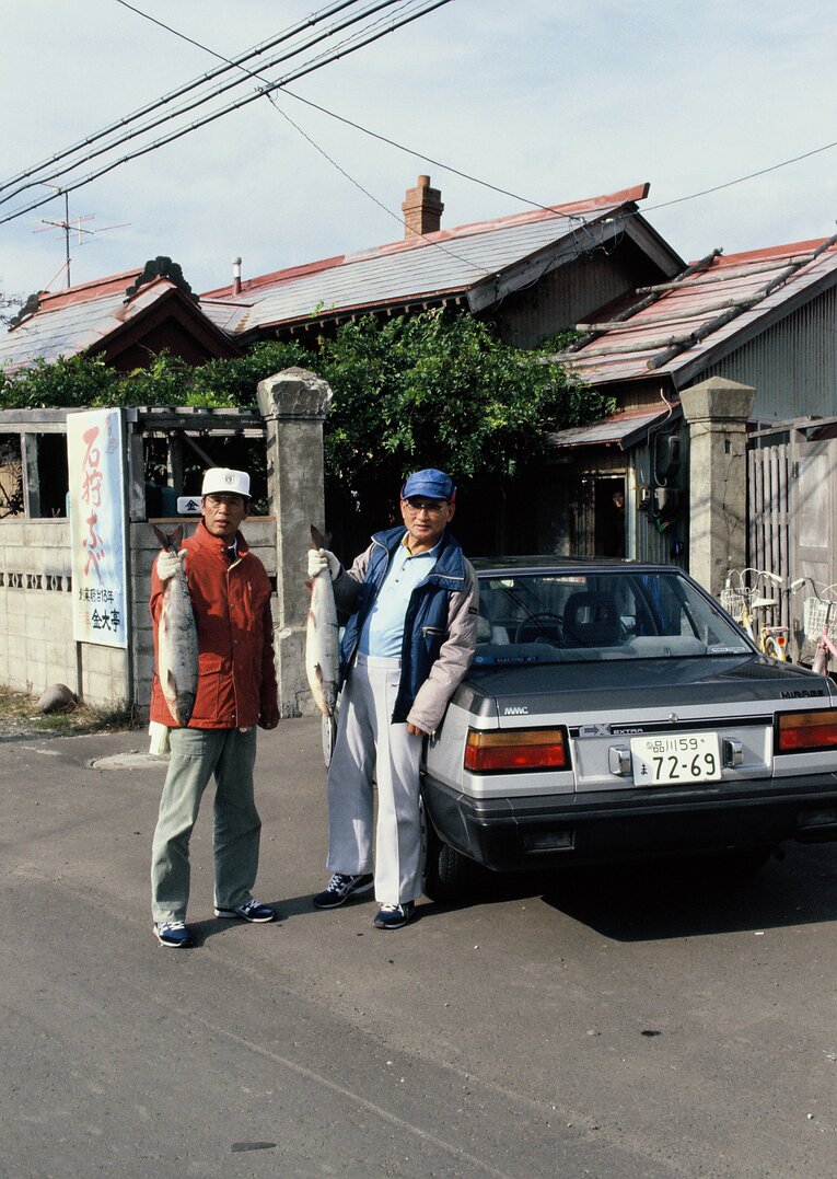 戦利品の鮭を手にする川上哲治さんと藤田元司さん©︎BUNGEISHUNJU