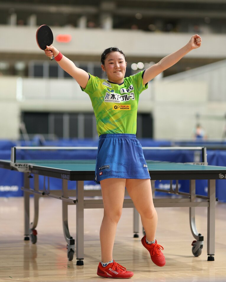 全日本選手権ジュニアの部で優勝し、ガッツポーズを作った張本美和　©JIJI PRESS