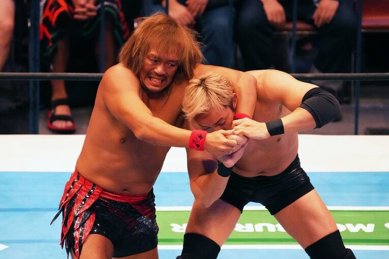 ヘッドロックでオカダ・カズチカを攻める内藤哲也