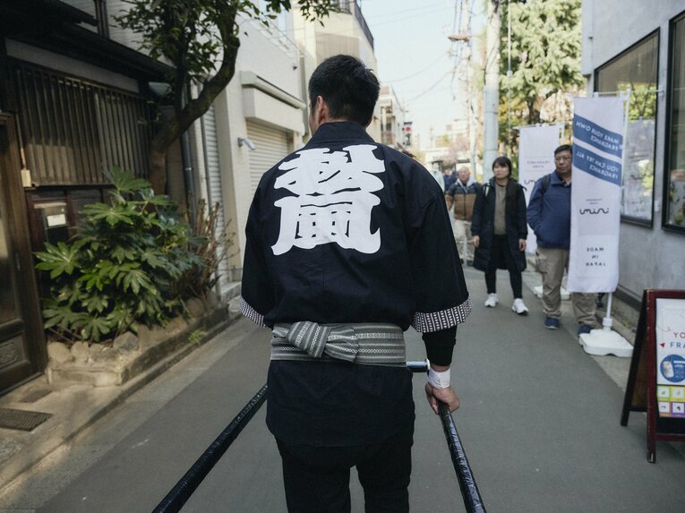 【人力車でバーチャル浅草さんぽ】元ラグビー日本代表…ムキムキの児玉健太郎さんが引く人力車で浅草を回った気になれる！　人力車夫のお仕事風景を見る　©︎Yuki Suenaga