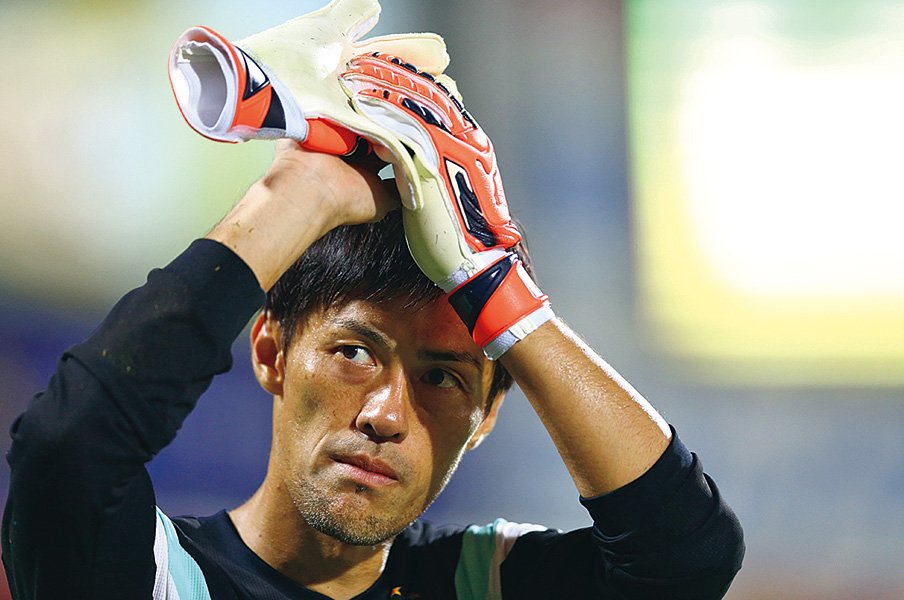 J1で歴代1位の631試合出場。楢崎が貫いたコワモテコーチの教え。~失敗は取り返せる、という揺るがぬポリシー~<Number Web> photograph by AFLO