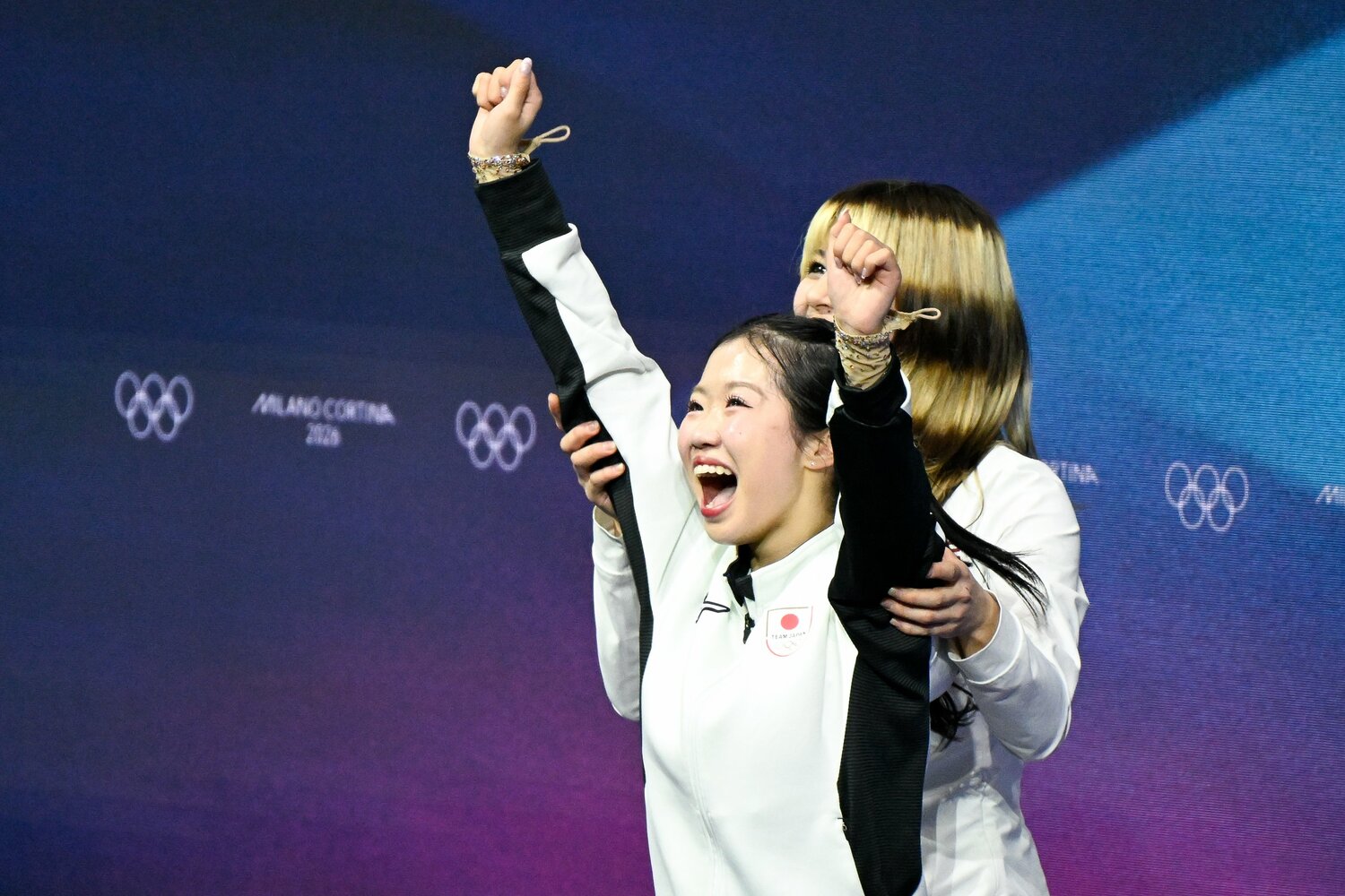 金メダルのアリサ・リュウから「おめでとう」と祝福された中井　©️Asami Enomoto / JMPA