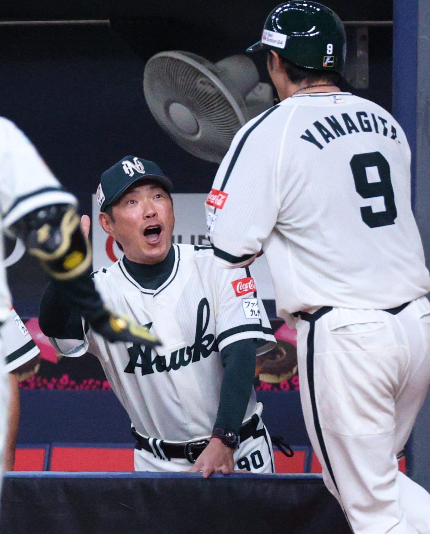 犠飛で生還した柳田悠岐(右)を迎えるソフトバンクの小久保裕紀監督(8月4日の試合) ©JIJI PRESS