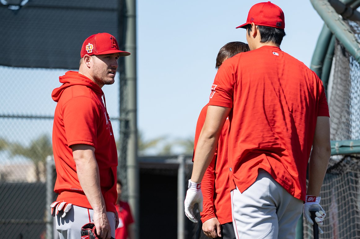 スプリングキャンプで大谷と会話するトラウト　©Nanae Suzuki