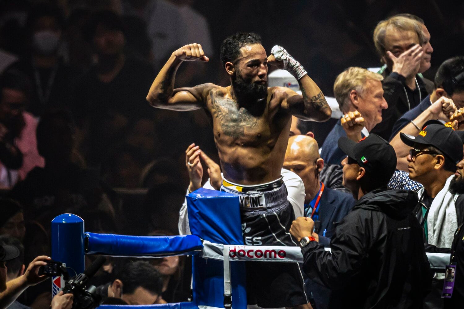 敗戦直後、観客に向けてポーズをとるネリ　©Takuya Sugiyama