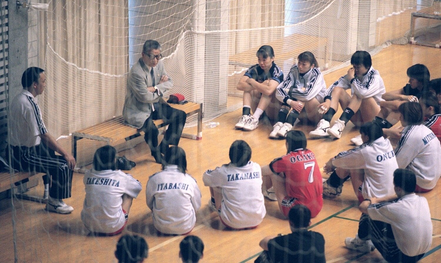 五輪出場の望みが消え、落胆するバレーボール女子日本代表。韓国戦を前に、小島孝治強化本部長(当時)を中心にミーティングが行われていた ©︎KYODO