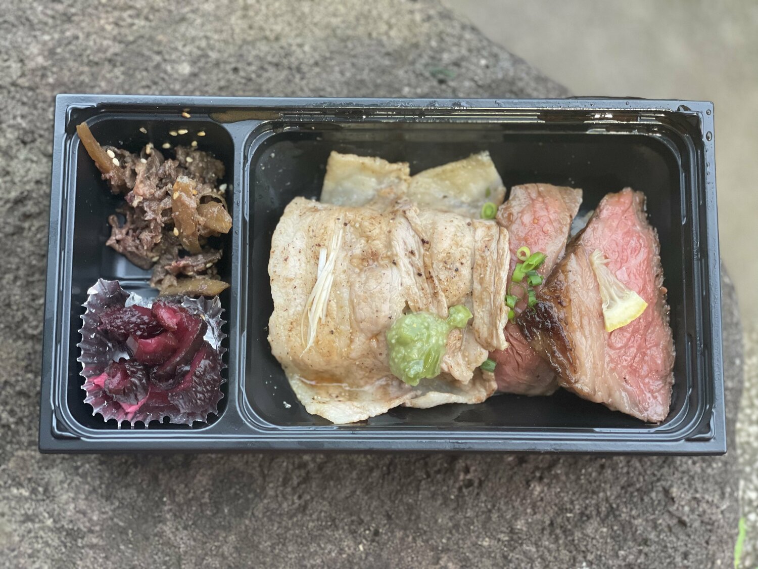 「松井稼頭央の黒毛和牛と三元豚の肉寿司」（2023年撮影） ©Carlos Yabuki