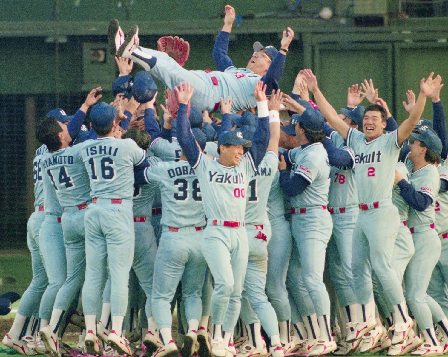 落合が巨人に移籍する直前、1993年11月1日に日本シリーズを制した野村ヤクルト。第2次・長嶋ジャイアンツの1年目はセ・リーグ3位だった　©JIJI PRESS