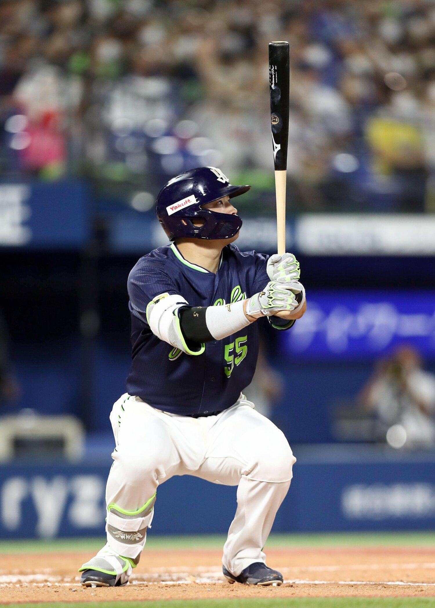 49号本塁打を放ち”確信しゃがみ”のポーズで打球を見守るヤクルト村上　©︎Sankei Shimbun