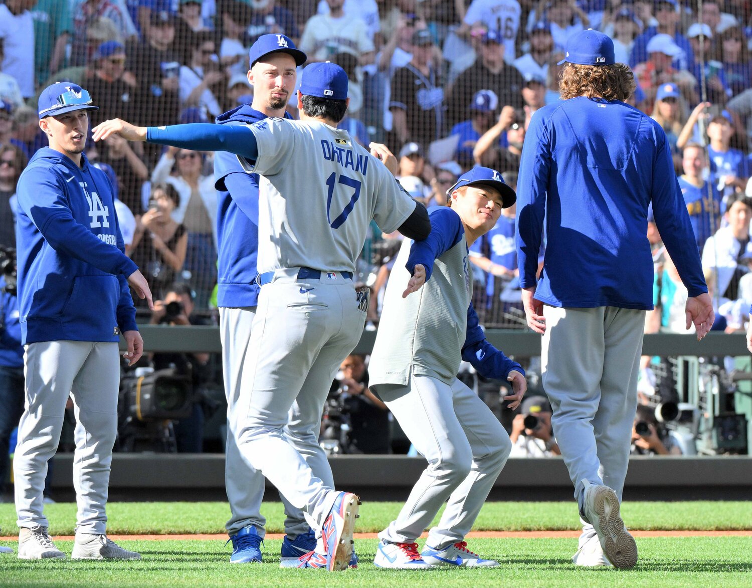 大谷翔平とタッチを交わす山本由伸(右から2人目)、スネル(同3人目) ©JIJI PRESS