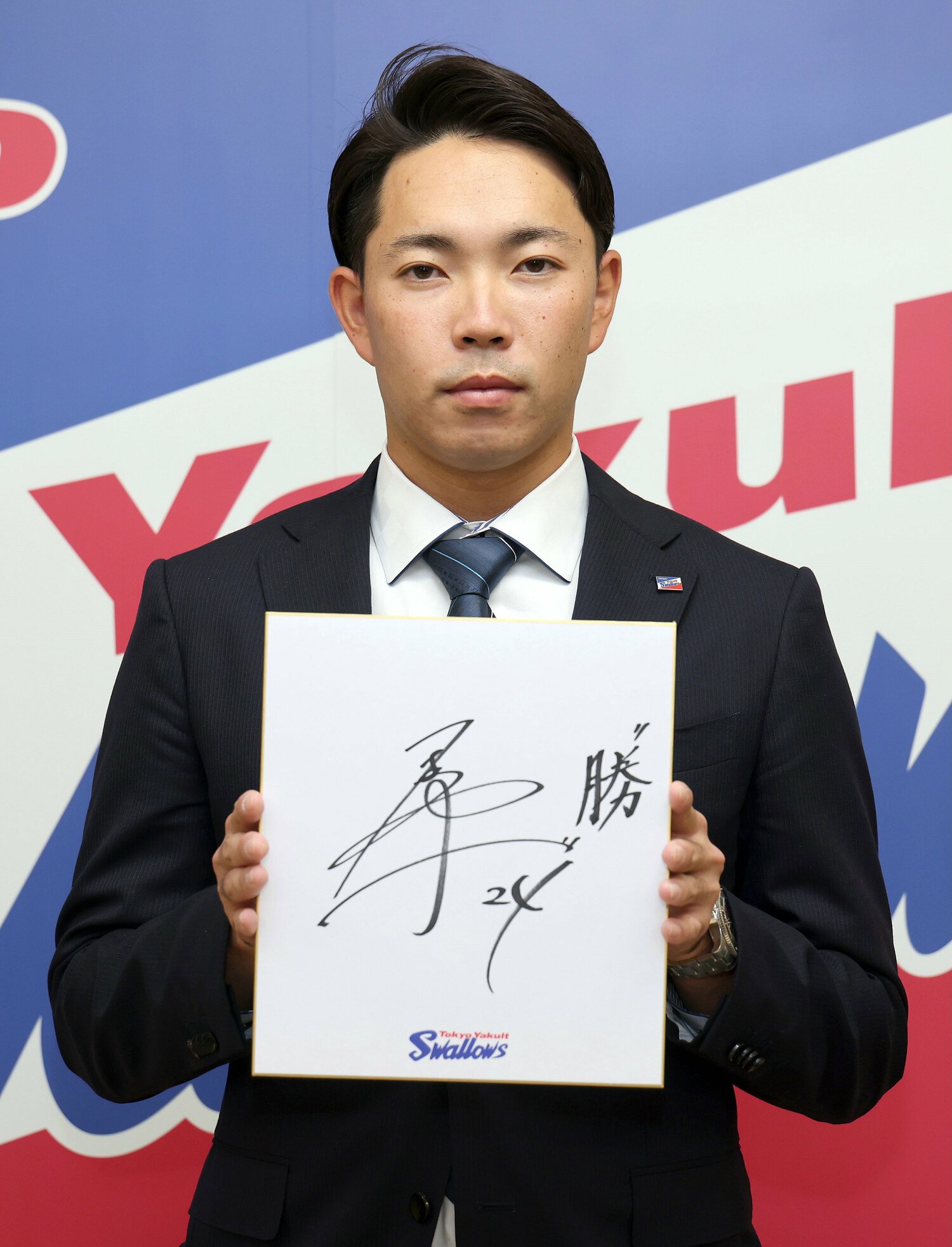 4年ぶりに勝ち星が付いた星知弥。昨年末の契約更改後には色紙に「勝」と書いた。昨年は一軍での登板が年間を通して7度だった　©JIJI PRESS