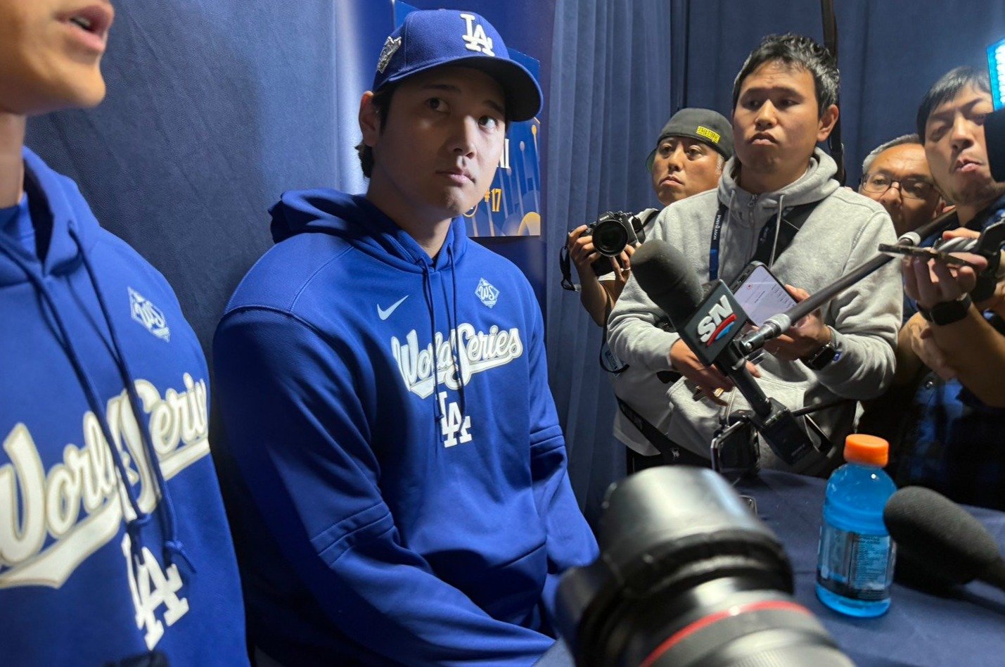 WS前日会見、大谷の言葉を、筆者ら報道陣が聞き入る　※提供写真