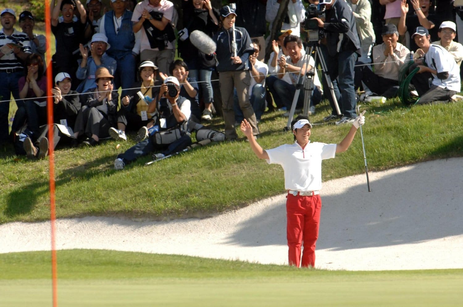 17番でグリーン左のバンカーからチップインバーディを決めた石川遼（2007年）©︎Sankei Shimbun