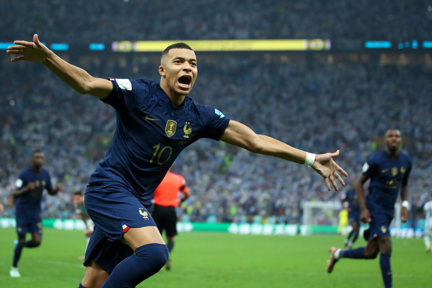 決勝戦の前半は“消えていた”エムバペだが、結果的にハットトリックを記録。怪物ぶりを存分に発揮した　©Getty Images