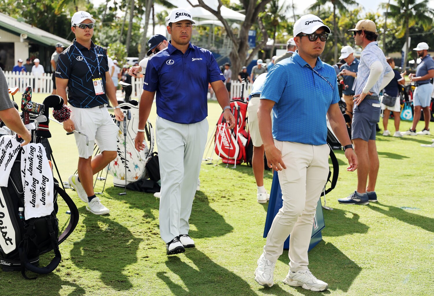 松山英樹の戦いをサポートする黒宮幹仁コーチ（手前）と早藤将太キャディ　©︎Getty Images
