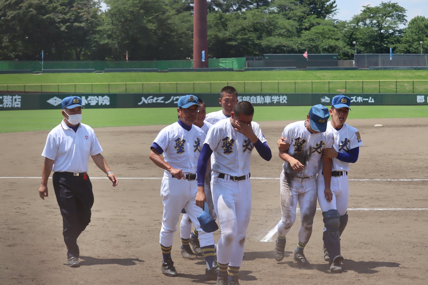 スタンドへの挨拶後にうなだれる選手。その姿を見届ける斎藤監督と横山部長 ©Genki Taguchi