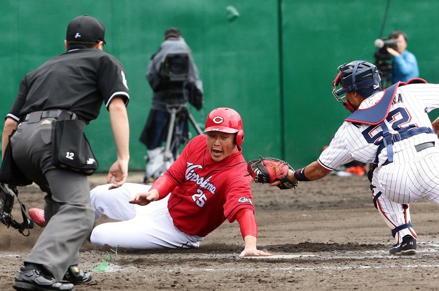 クロスプレー規定で野球が変わる？広島が始めた「ゴロゴー」作戦とは。＜Number Web＞ photograph by NIKKAN SPORTS