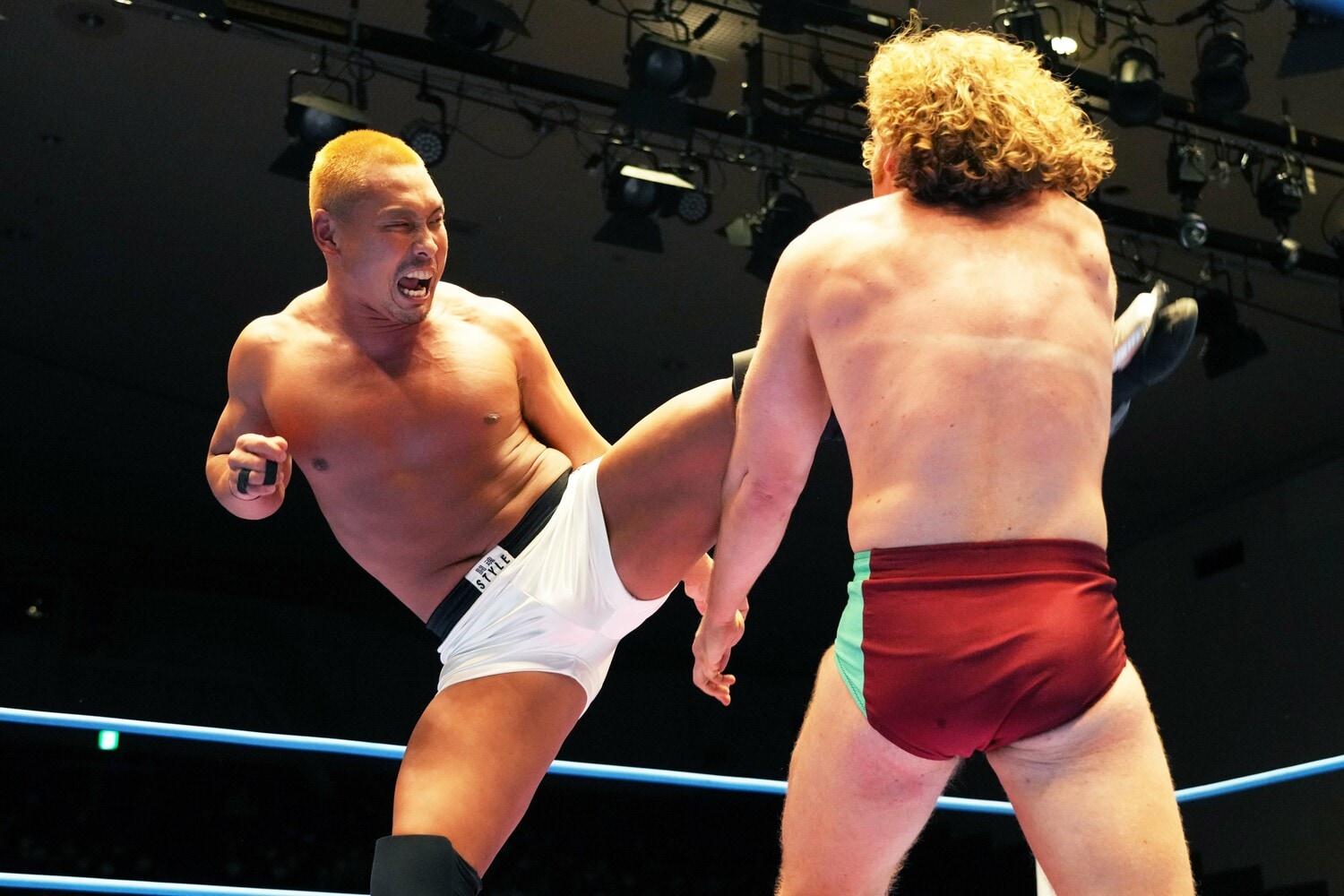 チャーリー・デンプシーにキックを見舞う　©Essei Hara