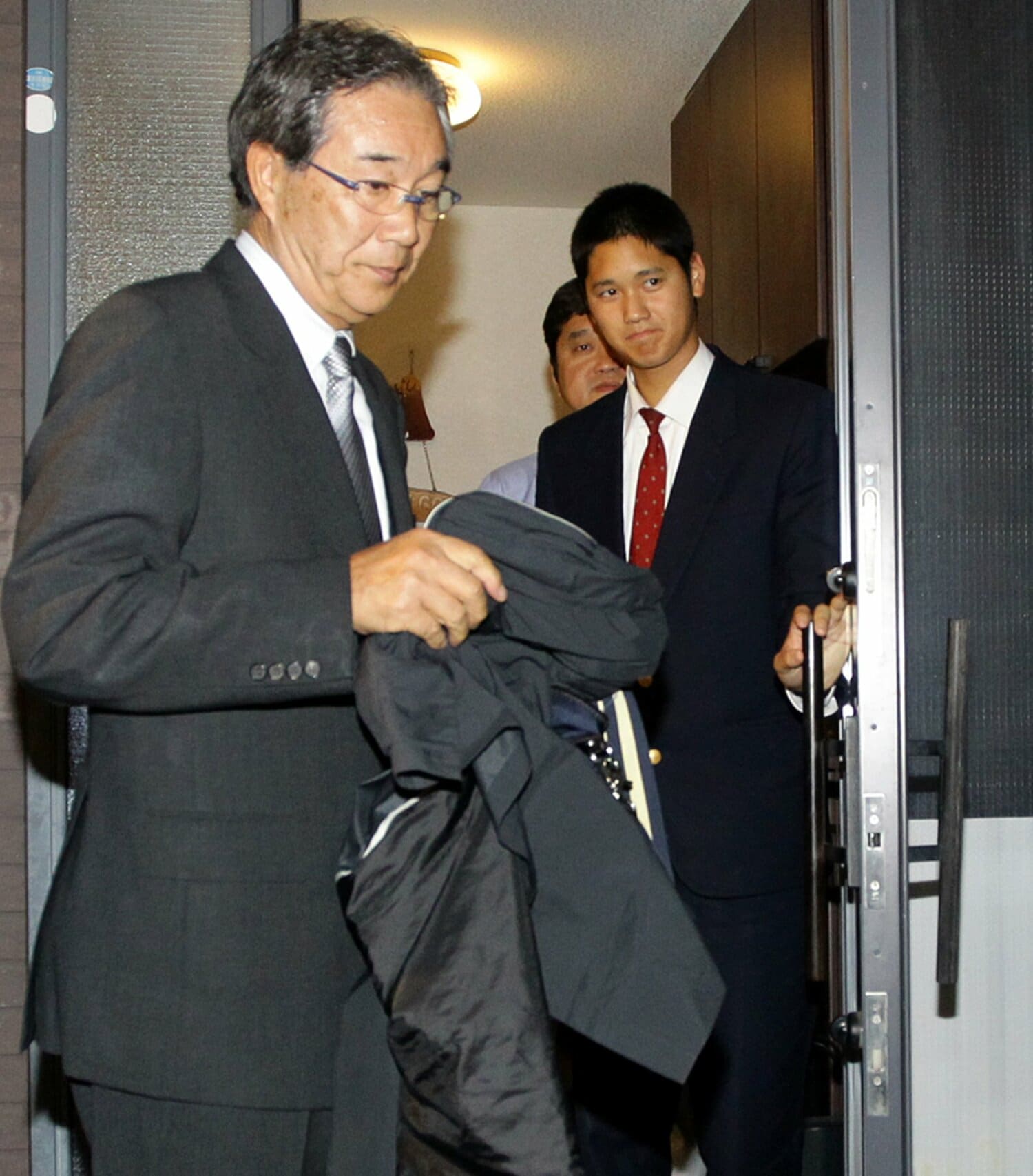 指名挨拶のため大谷家を訪問した山田正雄GM（当時）を見送る大谷（右）©︎SANKEI SHIMBUN