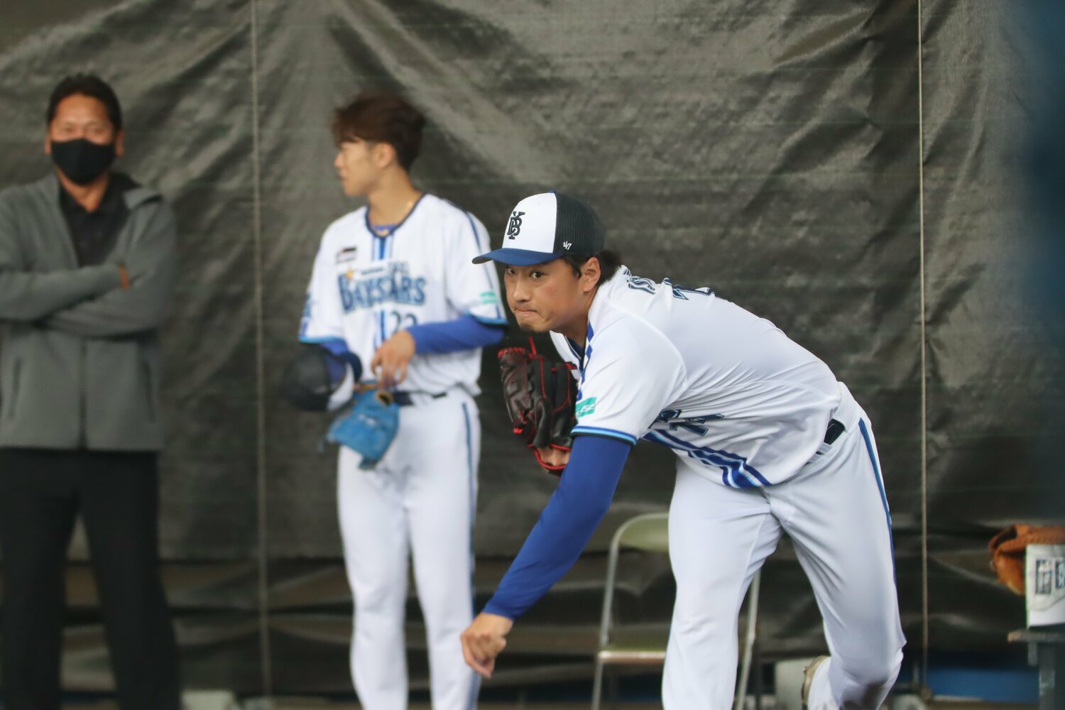 石田のブルペン。後方に佐々木主浩氏