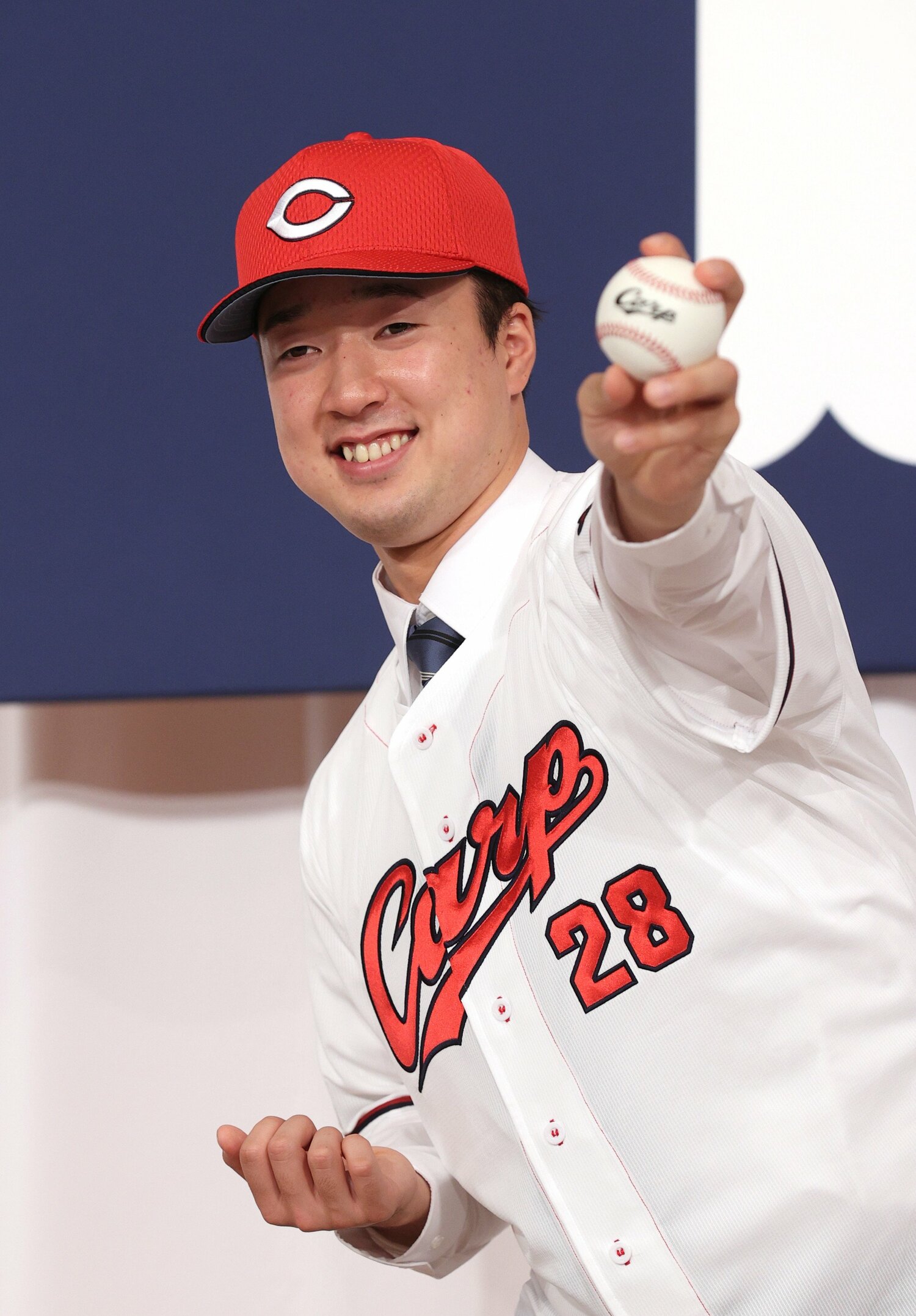 入団会見でポーズをとるルーキーの佐藤柳之介　©JIJI PRESS