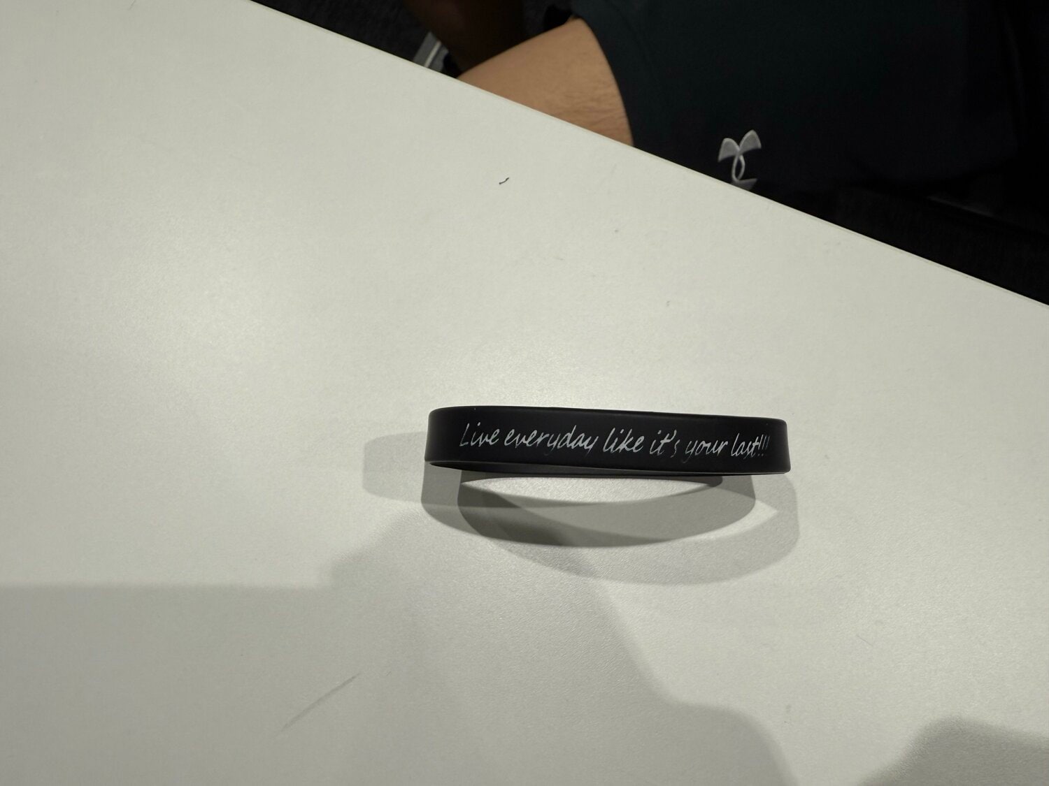 実際に選手やスタッフが身に着けているリストバンド　©Yusuke Mimura