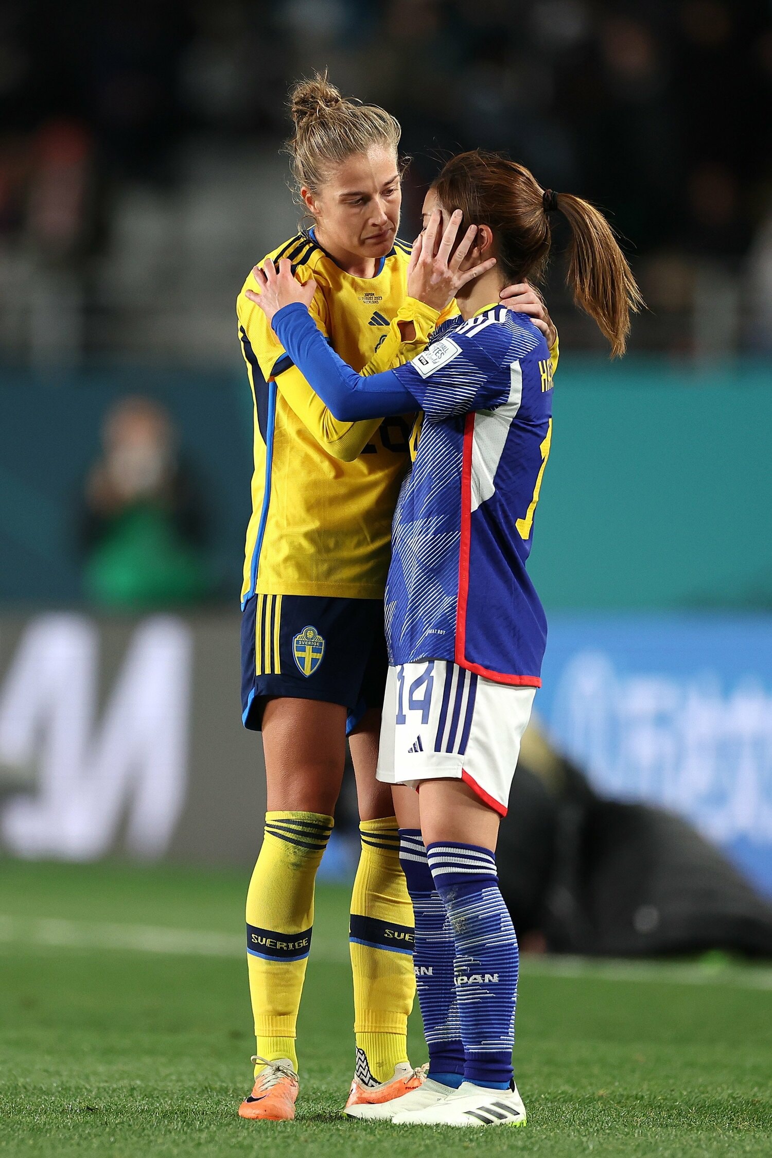 スウェーデンの選手に慰められる長谷川　©Getty Images