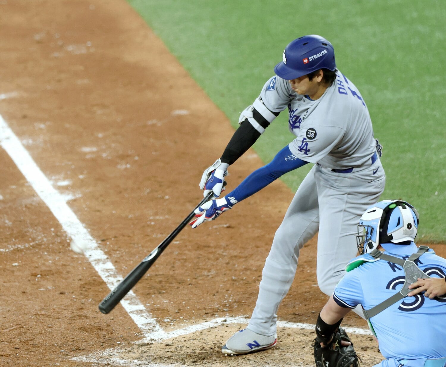 完全に崩されながらもフェンス直撃の一打を放った ©JIJI PRESS