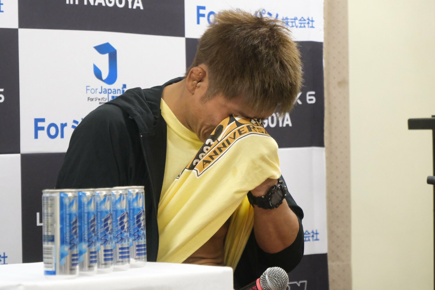 試合後のコメント中、何度もTシャツで涙を拭った所 ©Norihiro Hashimoto