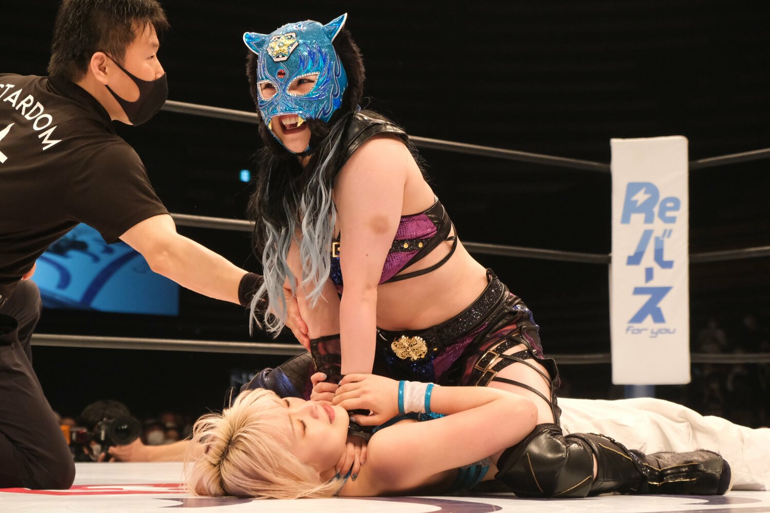 満面の笑みでなつぽいの首を絞める